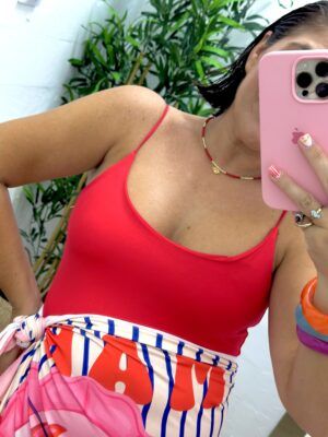 Top tirante rojo