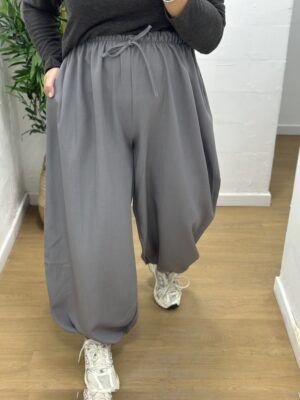 Pantalón abullonado gris