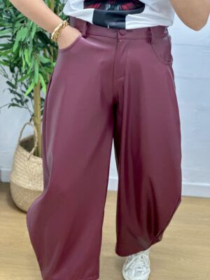 Pantalón barrel polipiel burdeos