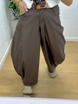 Pantalón barrel polipiel Marrón