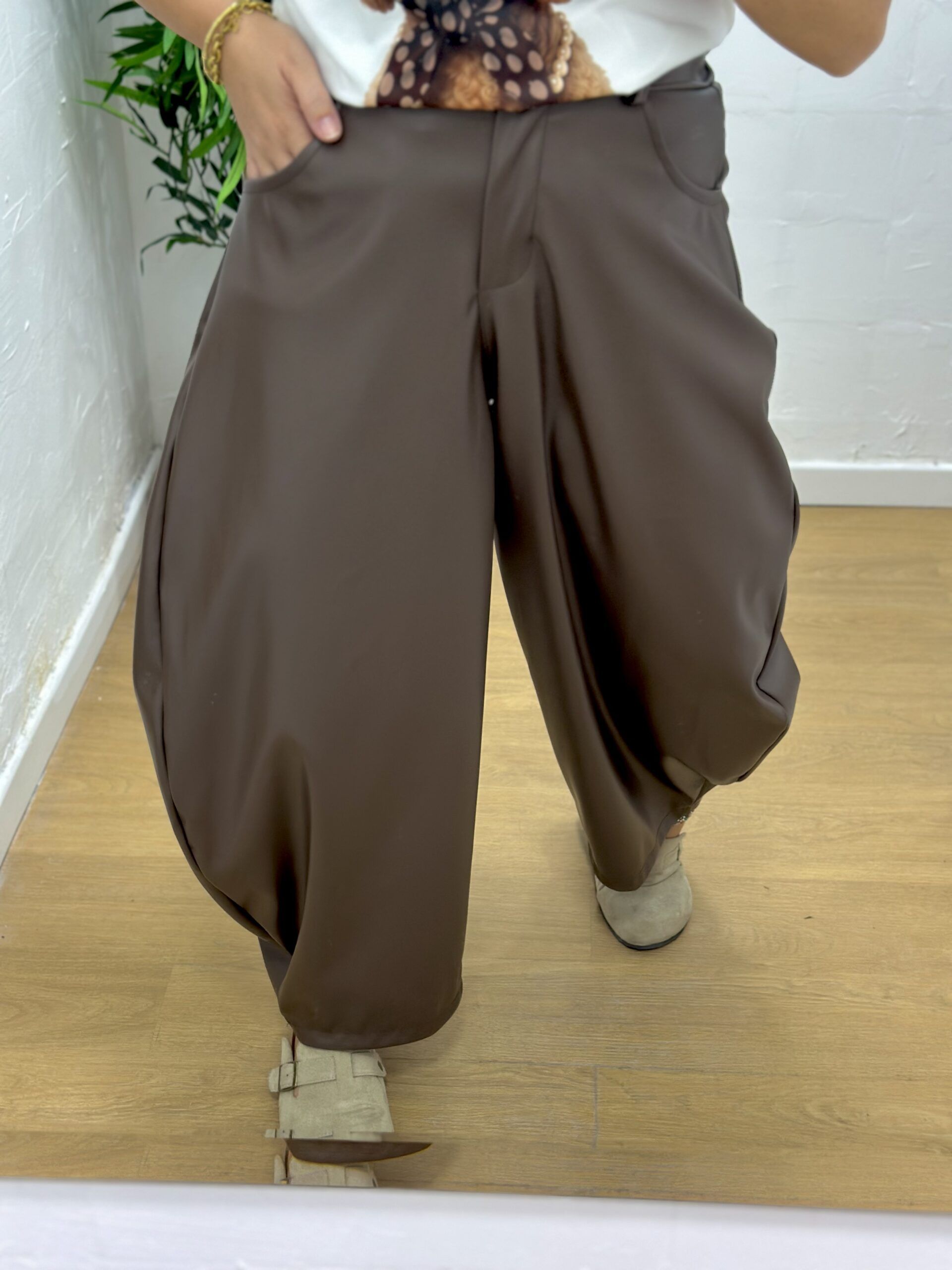 Pantalón barrel polipiel Marrón