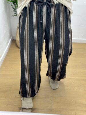 Pantalón rayas oscuro